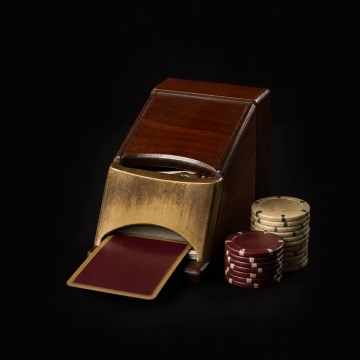 Zapato de cartas de madera y latón con una carta saliendo, junto a dos pilas de fichas (imagen generada con AI)